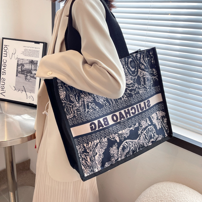 Designer bags Small Bag Women's Fashionable and Versatile d Family Large Capacity Portable Jungle Spring New Canvas Embroidery