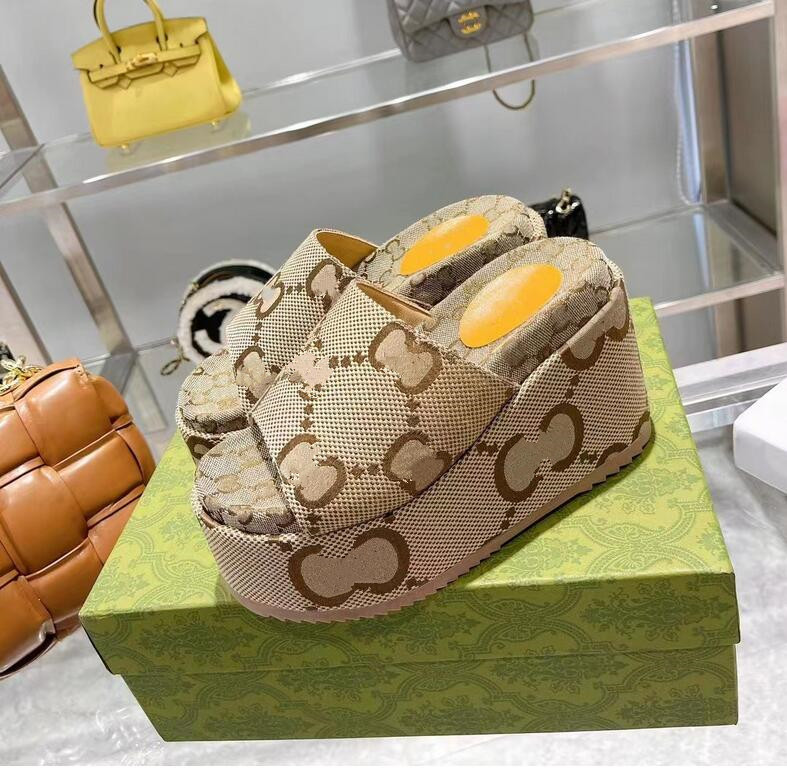 

2022 Classic Women's slippers designer Luxury pattern embroidery letter beach leisure flip flops women's thick soled non slip sandals 35-40, White