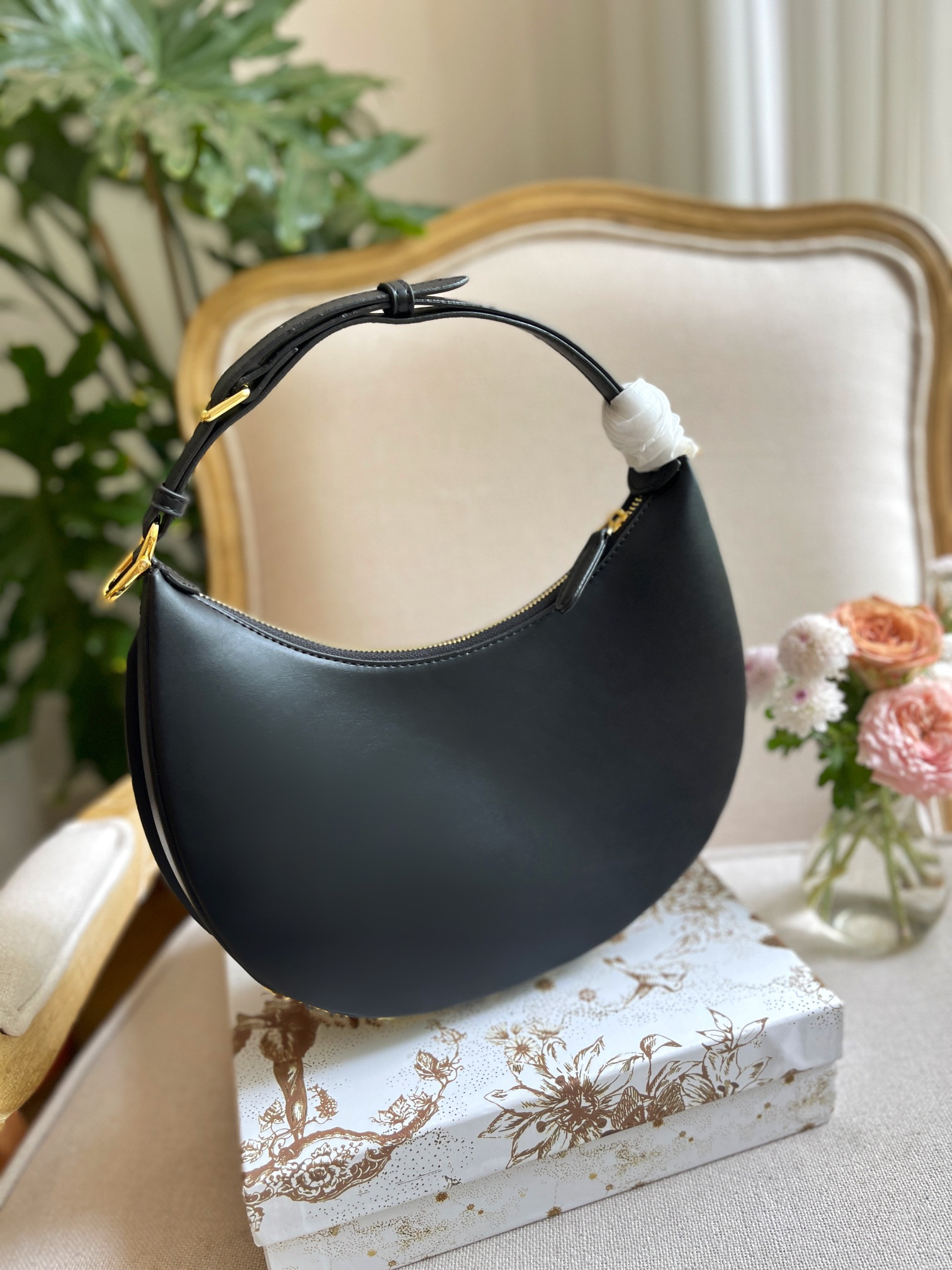 

Classic handbag armpit bag crescent shaped gift box gift high end designer line smooth solid color simple atmosphere light luxury, Difference compensation