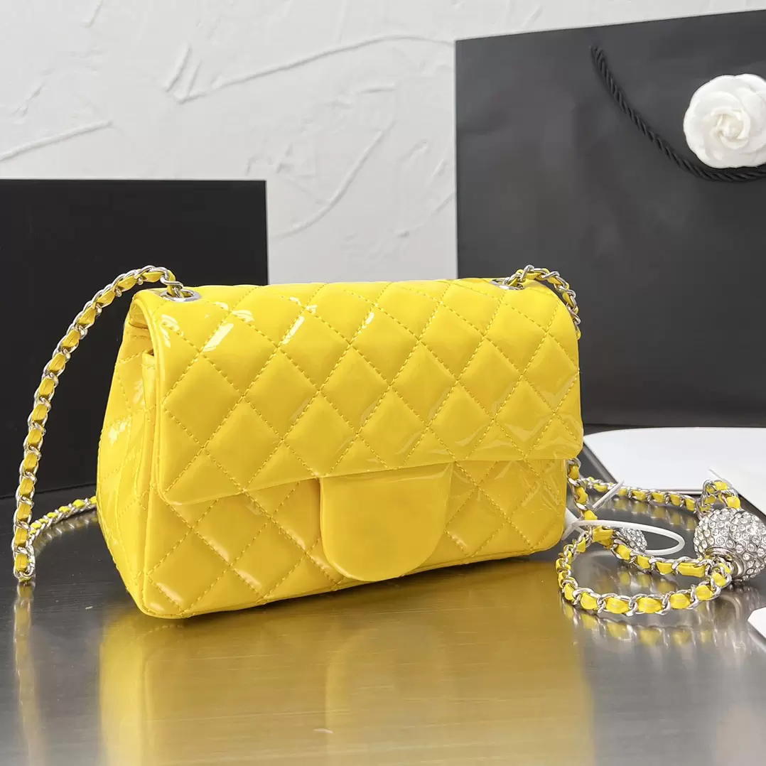 Y15 Boule de diamant à rabat Y15 avec bouton Couleur de bonbons premium en cuir breveté classique Chaîne à carreaux Sac à bandoulière Luxury Desi