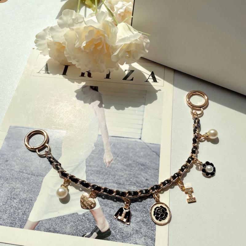 

Keychains Luxury Bag Charm Chain Keychain For Women Flower Pendant Decoration Accessory Metal Buckle Ring High Qulity Birthday Gift