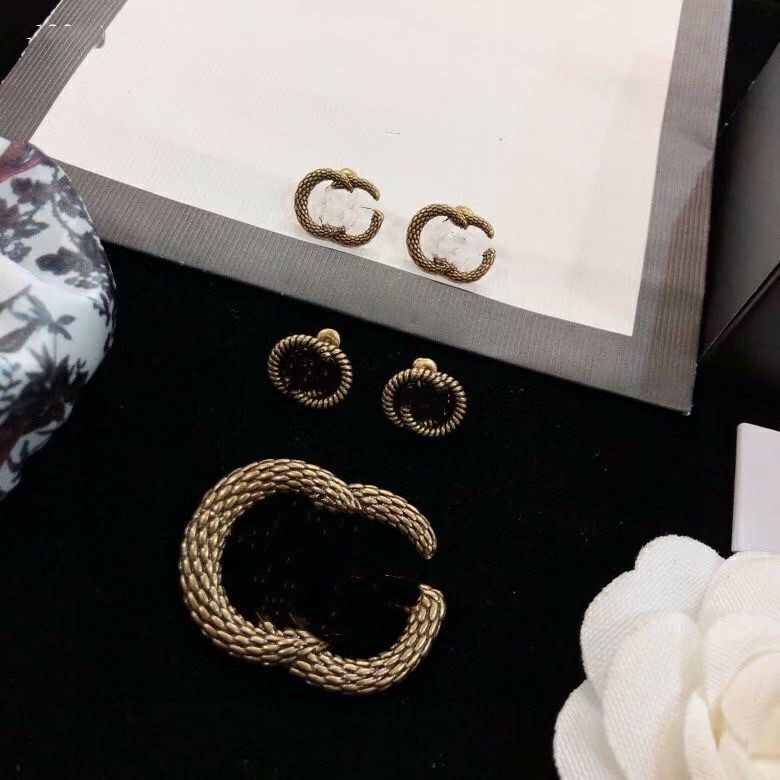 

2022 European and American retro letter brooch temperament wild suit jacket accessories and diamond earrings set fast delivery