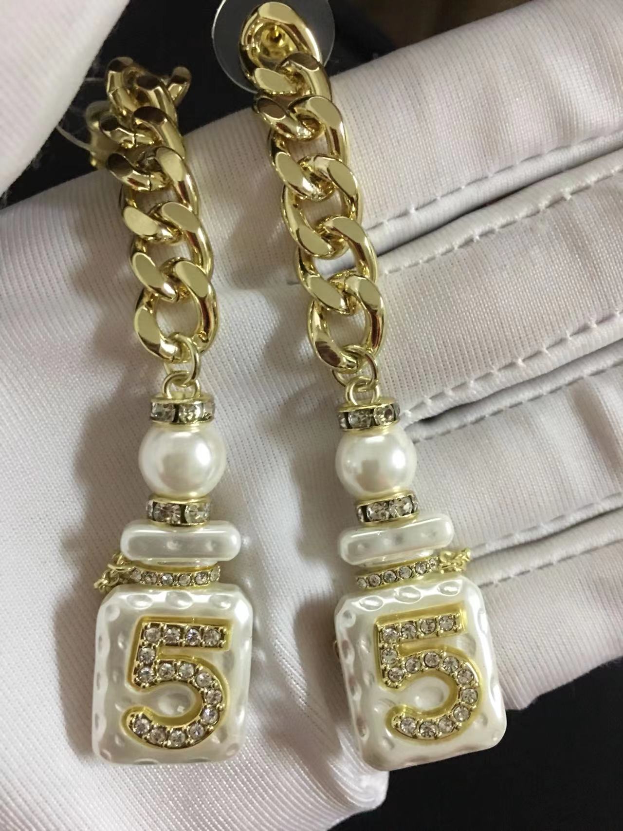 

2022 Luxury Brand Fine Jewelry Number 5 Drop Earrings Tag Marking Gold Chain Link Mother Pearl Shell Perfume Bottle Earrings
