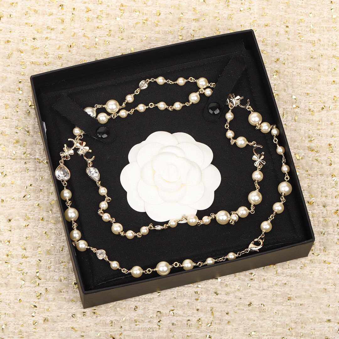 2024 Collier de pendentif à charme de qualité supérieure avec des perles de coquille de nature et des perles de cristal pour les femmes bijoux de