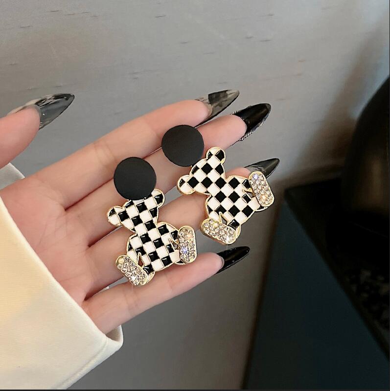

New designed Korean ear stud ins style cute bear diamonds love stud earrings female 2022 new trendy fashion all-match temperament earrings