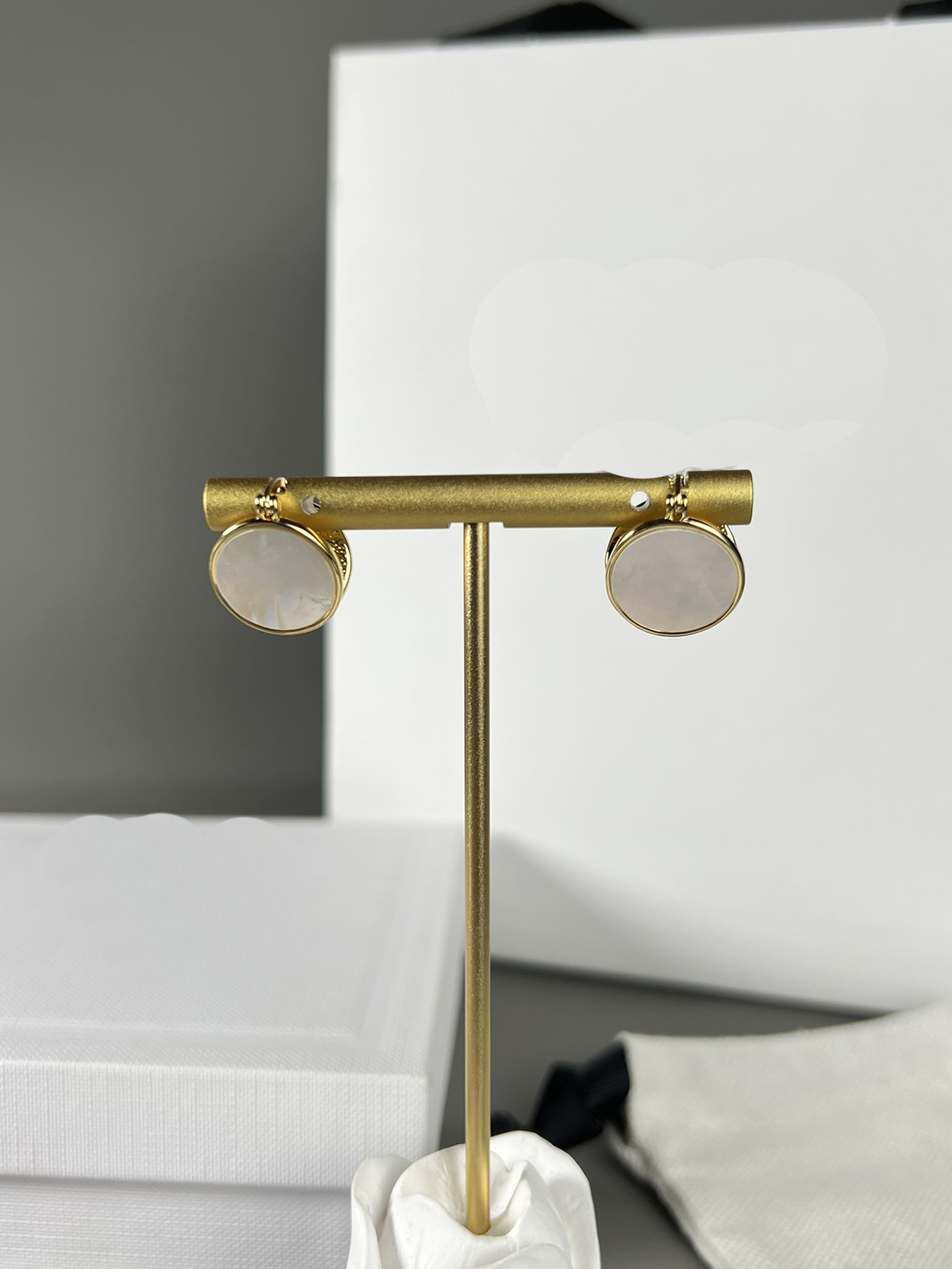 

Hoop Women Natural Pearl Luxury Bright Gold Earrings Fashion Ear Clips White Shell Jewelry Accessories Double Sided Earrings