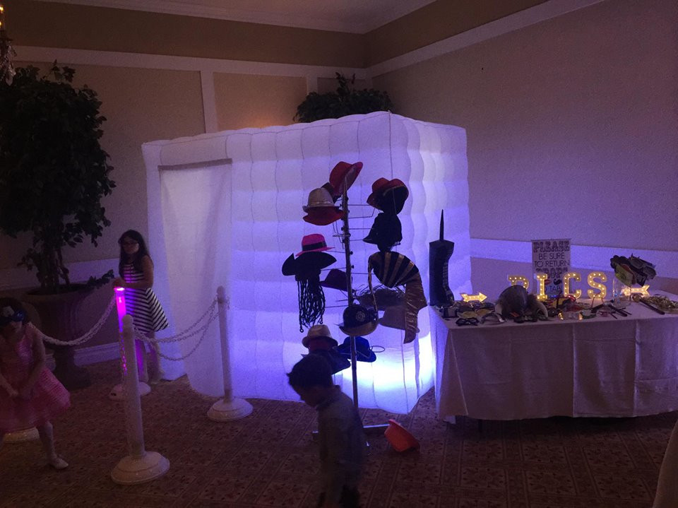 

Inflatable Photo Booth Enclosure Inflatable Cube Tent RGB LEDs For Party Activities With Fan