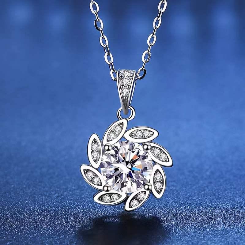 

Other Trendy 925 Sterling Silver 1 D Color Moissanite Rotating Lucky Flower Necklace Women Gift White Gold Plated Fine JewelryOther