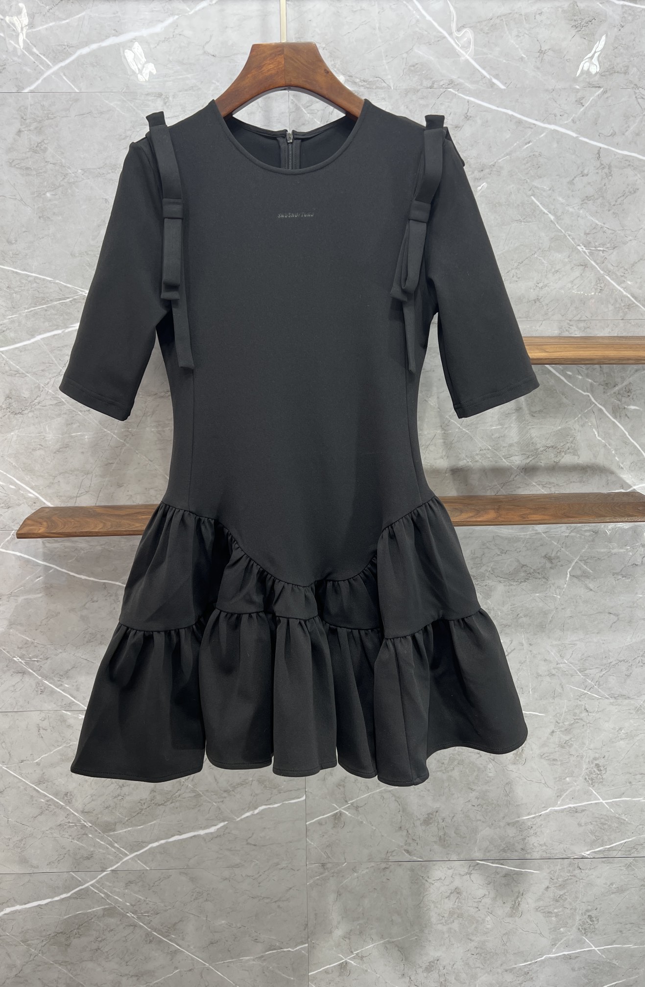 

2022 European luxury Casual Dresses Crewneck letter Pleated Dress, Black