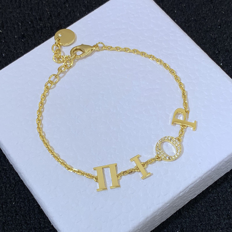 

Women Golden Bracelet Designer Jewelry Womens Fashion Chain Bracelets With Diamond Luxury Letter Bracelet Lady Wedding Engagement 2204084WU