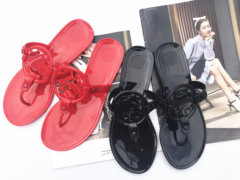 

Designers Slippers TB Ladies Hollowed Out Flats Lows Heels Sandals Tories Women Sandal Jelly Luxurys Rubber Flip Flops Sliders Beach Pool Loafers Luxe Thong Mules, Price difference