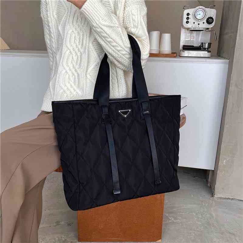 

Purses Outlet Large capacity shoulder 2022 new trend simple ringgit leisure Women's portable armpit bag, Khaki