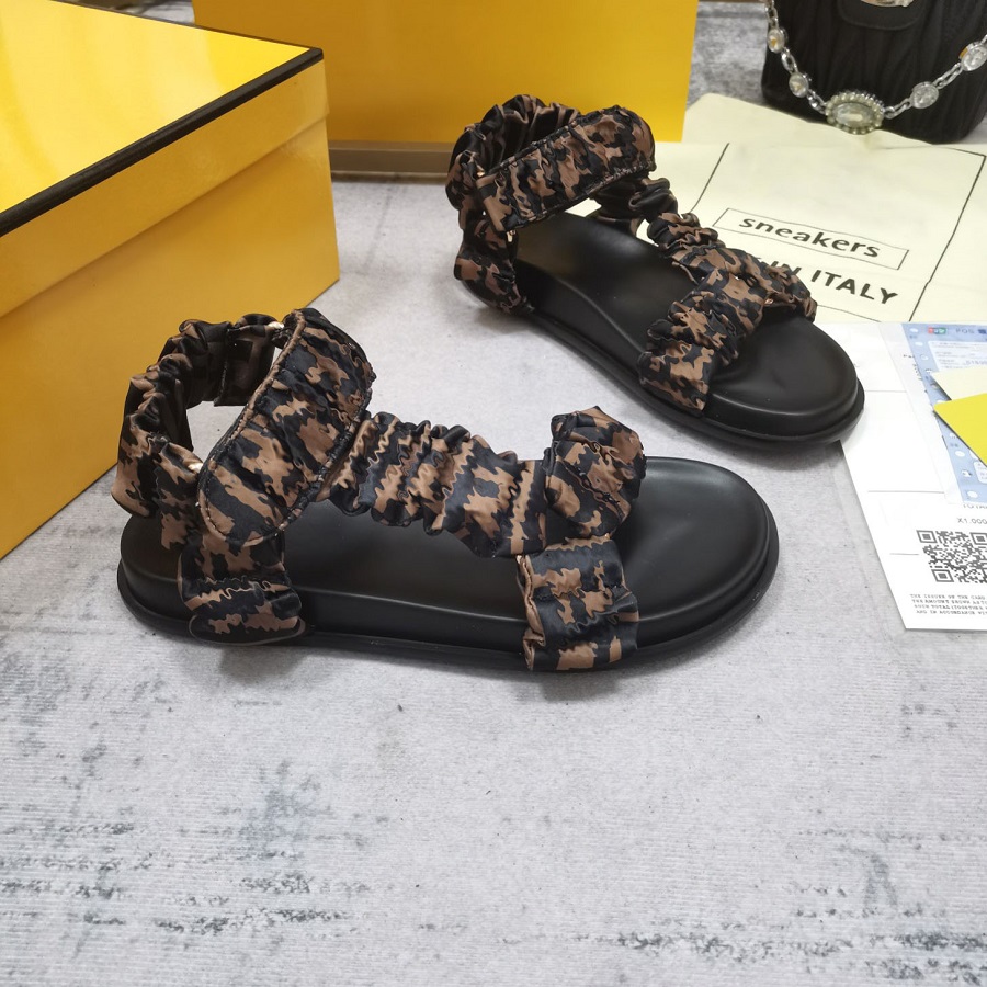 Italie Designer Pantoufle De Luxe Femmes Sandale Marque Glisser Des Pantoufles À Fond Plat Flip Flop Design Baskets Sandales En Caoutchouc Mousse
