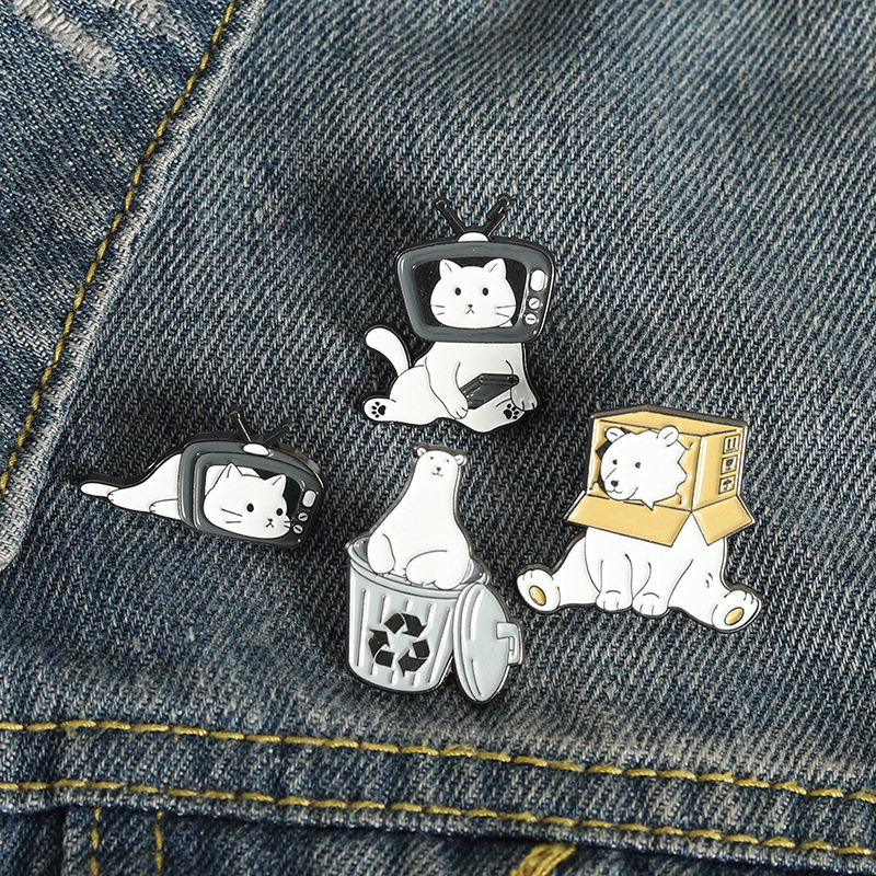 

Black White TV Cat Brooch Unisex Cartoon White Bear Recycling Bin Clothes Badges Lapel Pins European Alloy Animal Enamel Backpack Hat Sweater Brooches