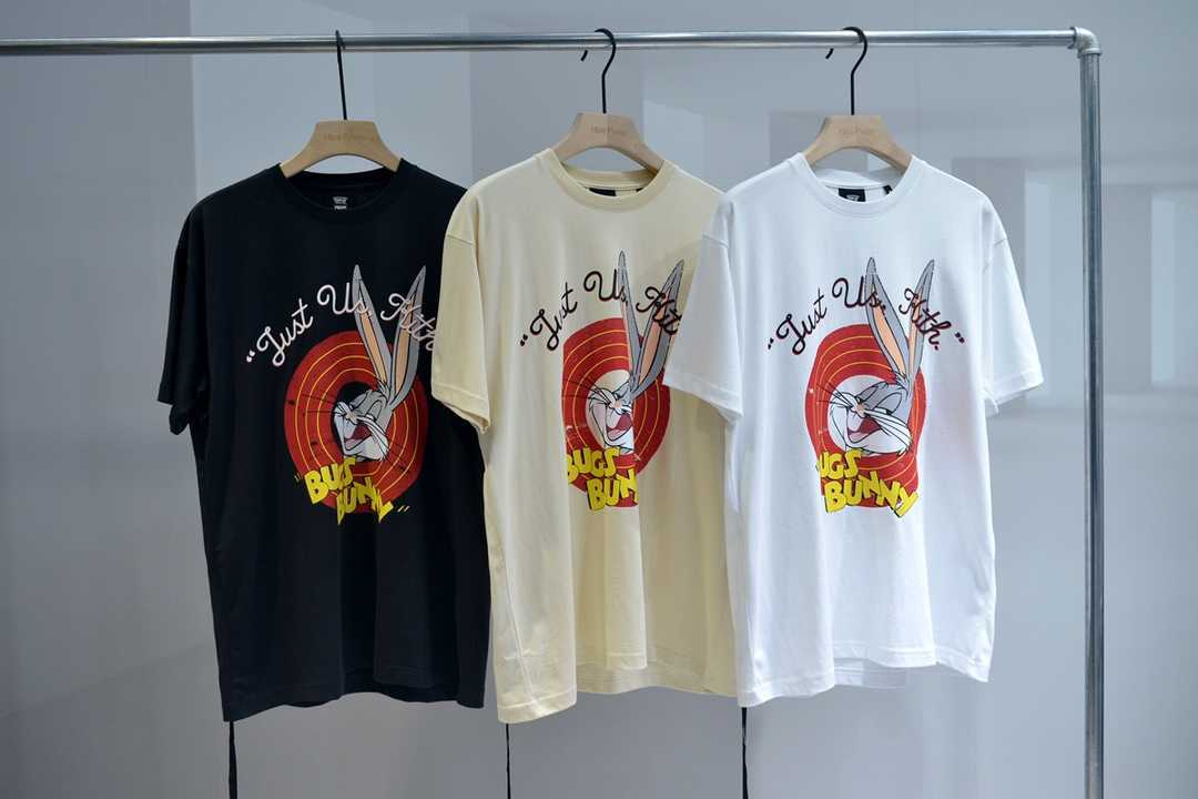 

Men's T-Shirts Kiss cooperation series Bugs Bunny big head pasted three color short sleeved T-shirt for men and women, lovers fashion, White