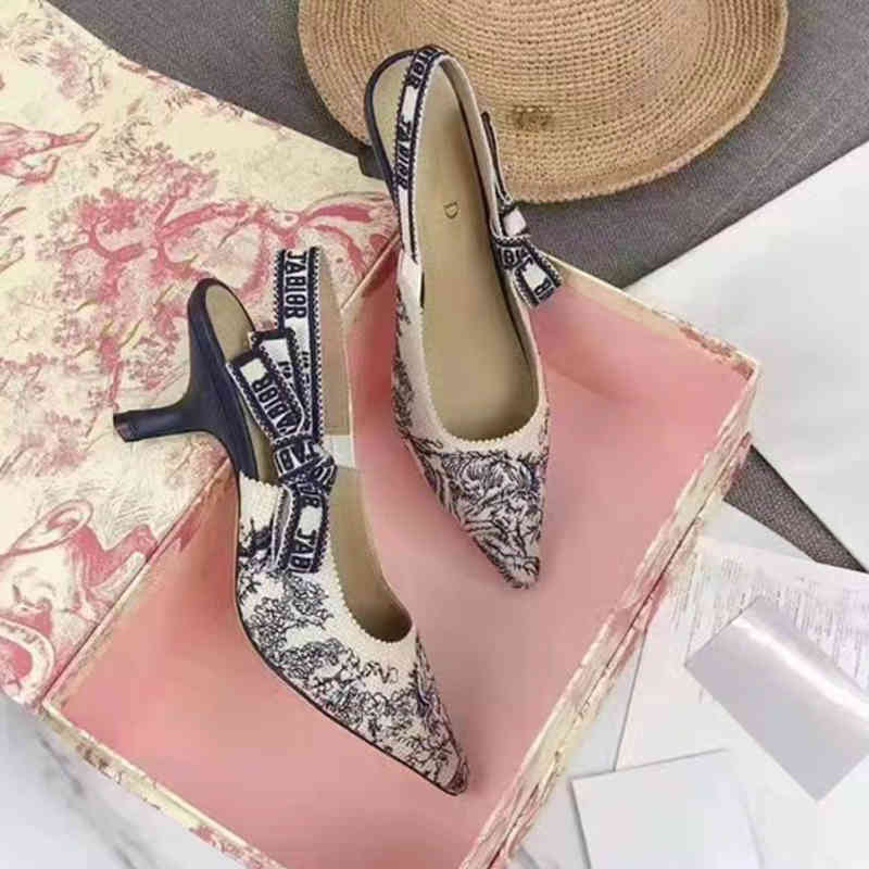 Sandales de bande de lettres brodées 2022 Nouveau talon mince pointu en arrière vide à talons hauts à talons pour femmes chaussures d'élingue Out