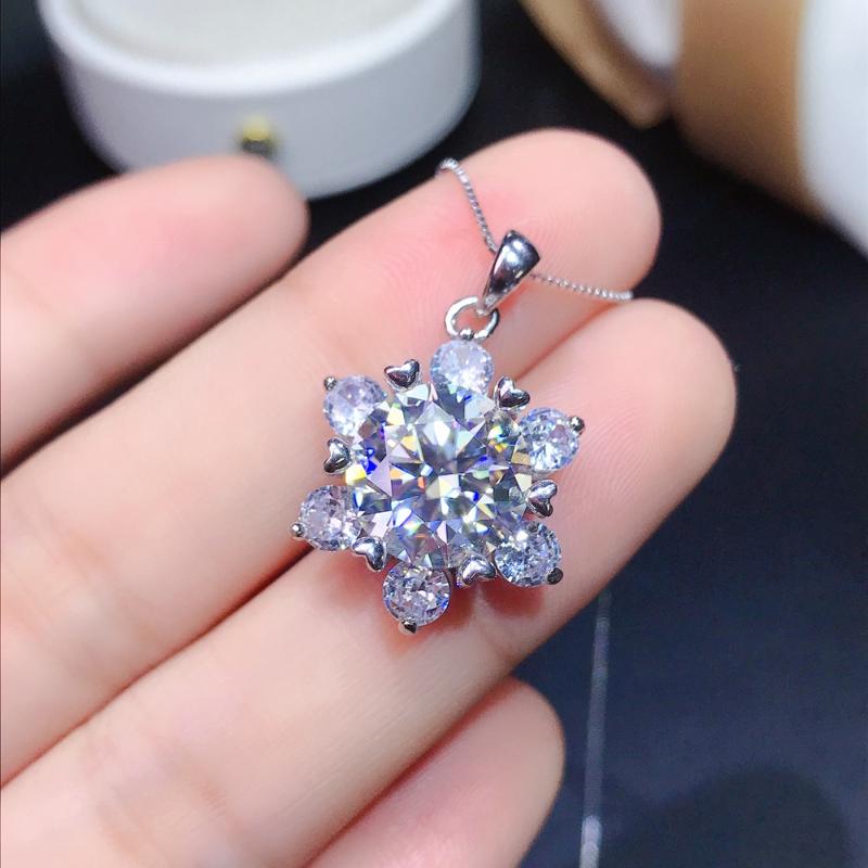 

Pendant Necklaces Moissanite Necklace Instrument Detectable 925 Sterling Silver Women DiamondPendant
