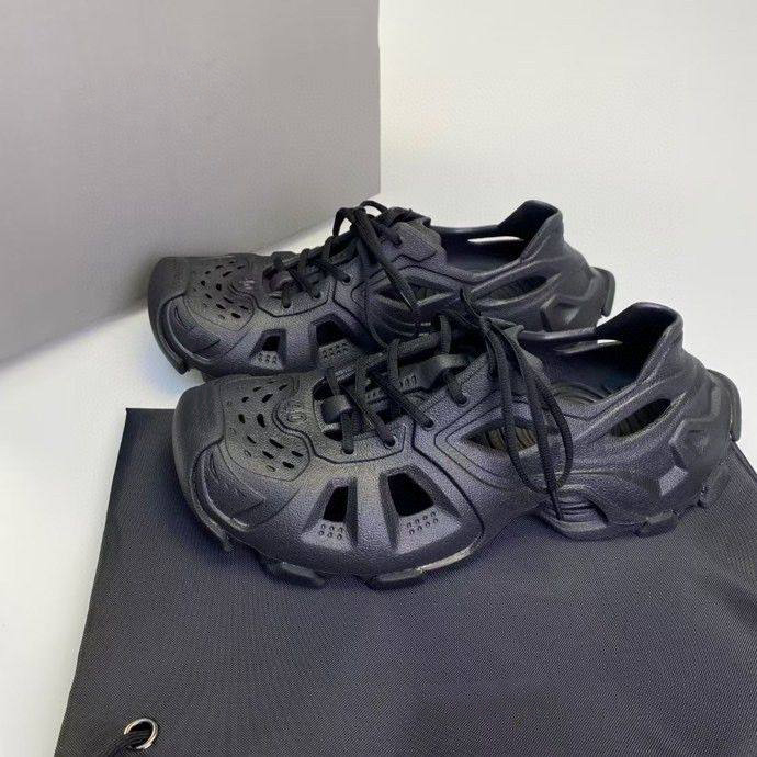 

Winter 2022 Sandals Shoes with holes Hollow out style EVA one-piece designer mens Wide platform sole lace up non slip BBBB beach Leaky Clogs shoes 38-44, 1 black