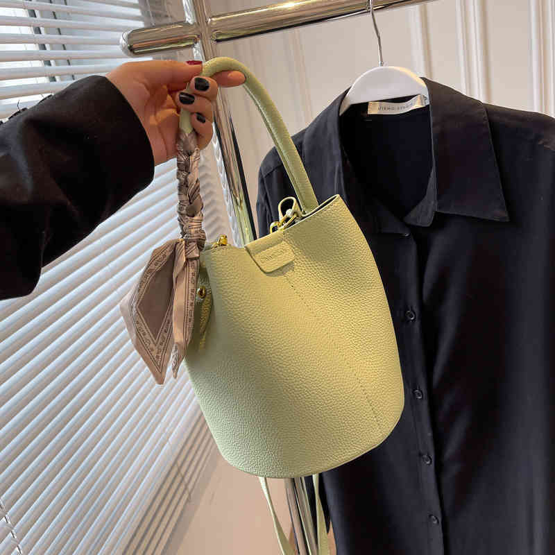 

Fashion women's new high-quality versatile bag luxury designer Texture this year's popular niche portable bucket summer 2022 msenger, Yellow