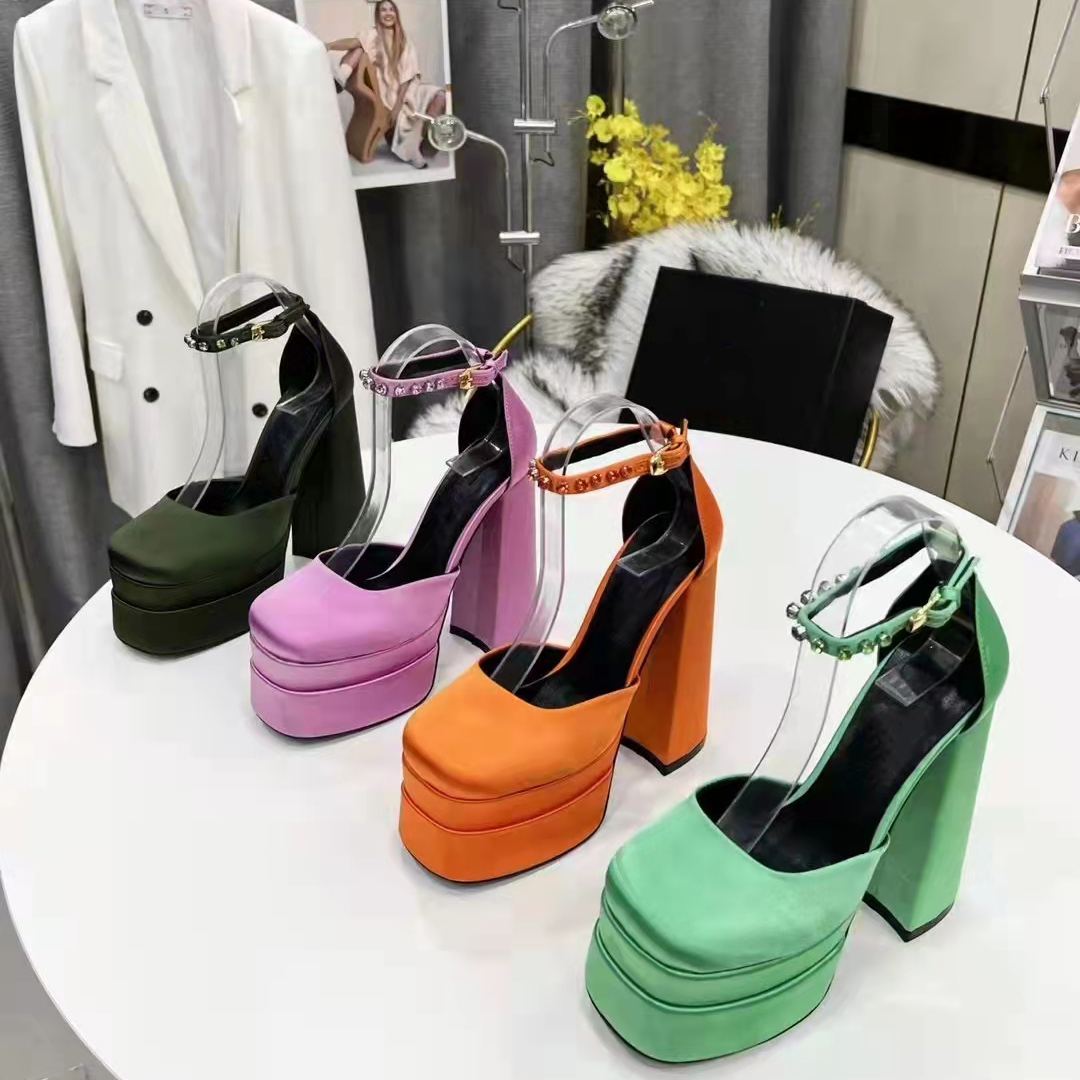 Talons les plus chauds avec sac à poussière Chaussures pour femmes Sandales de créateurs Sandales de qualité Hauteur du talon et sandale Chaussur