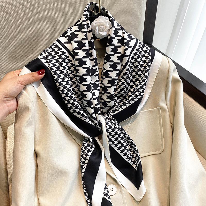 

Scarves Kerchief Europe And America Fashion Bandannas Four Seasons Luxury Square Silk Lattice Print Sunscreen ShawlsScarves