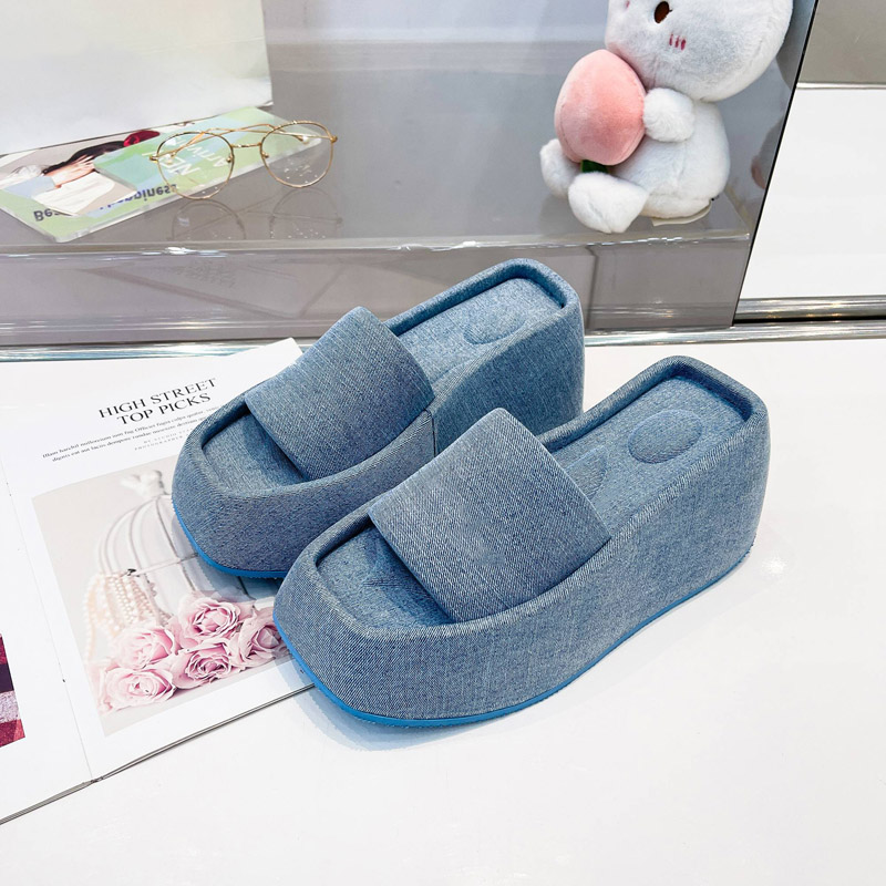 2024 Pantoufles à plateforme pour femmes Mode Confortable Tongs de luxe Tongs plates Lettre pour femmes Talons hauts Chaussures habillées 35-42