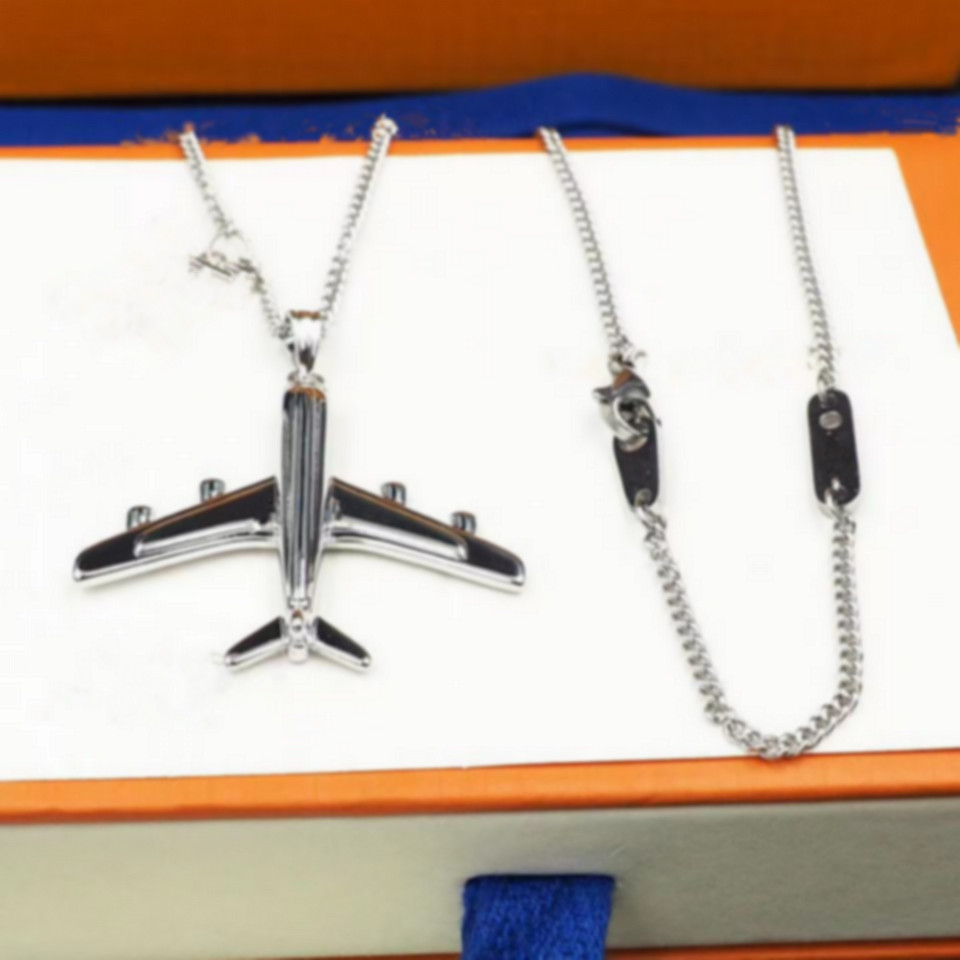 

2022 New High Quality Jewelry for Men and Women Gold Silver Airplane Letter Pendant Necklace Fashion Party Holiday Gift Accessories Couples Same Style