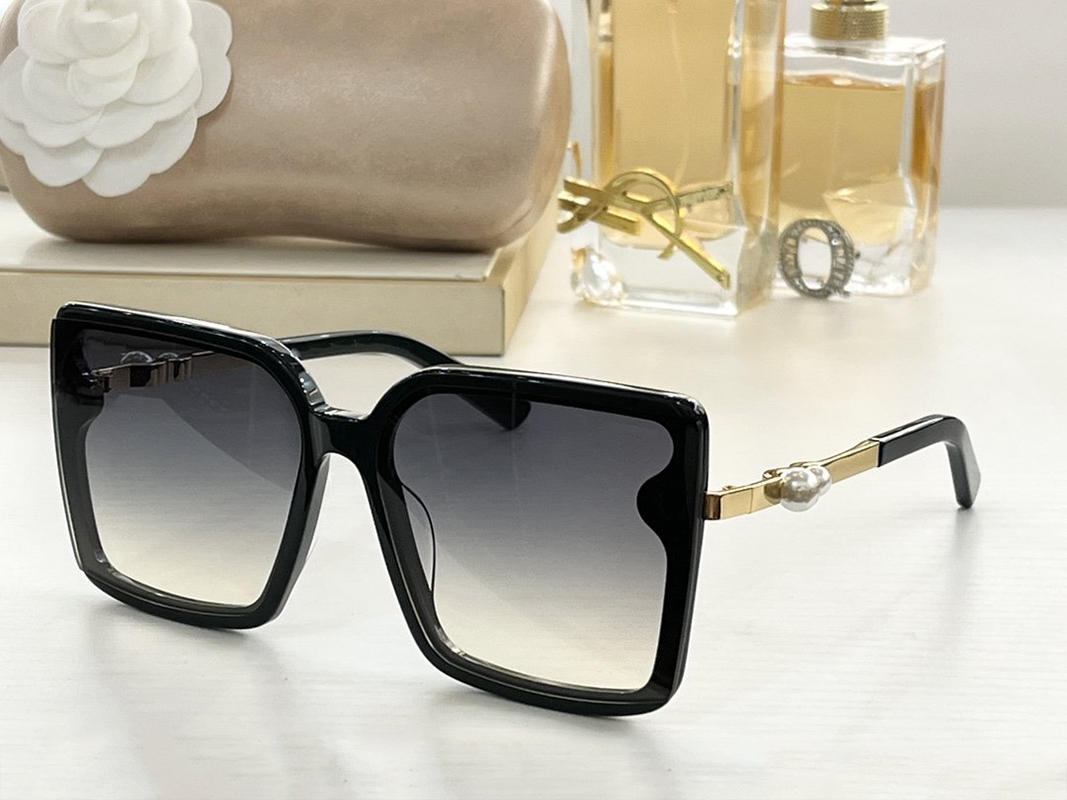 Designer Femmes Lunettes de soleil Mode Exquis Square Frame perle décoration Arms Vintage Style Montrant Grace Charm fille lunettes taille 62 15
