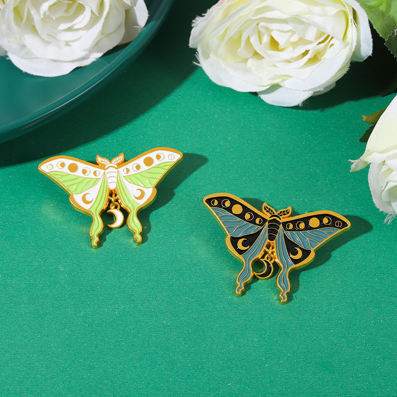 

Cute Sun Moon Moth Shape Enamel Brooches Unisex Cartoon Alloy Animal Insect Clothes Badges European Jeans Sweater Collar Lapel Pins Brooch Accessories