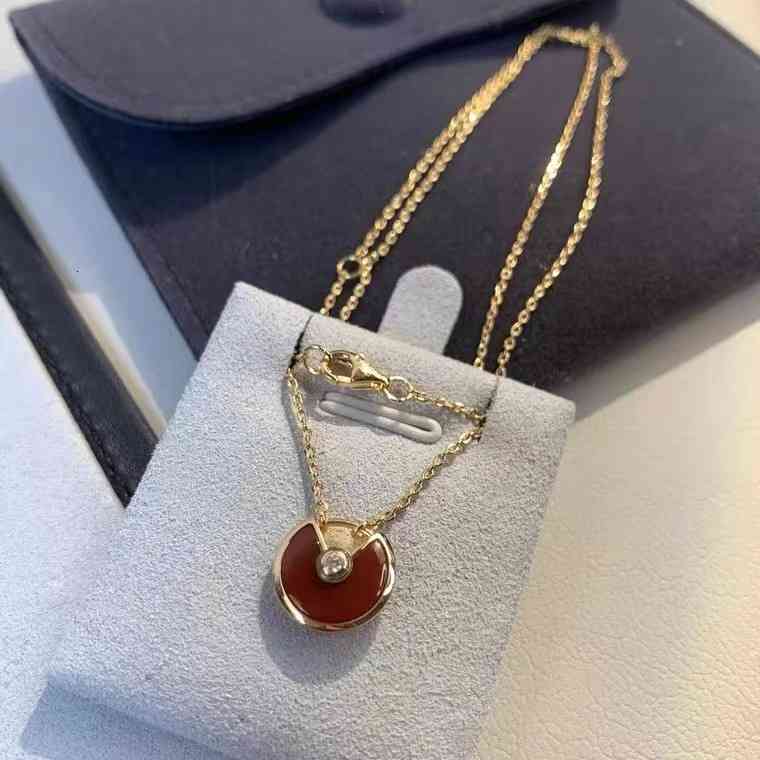 

1FQU Designer's original C-line pendant necklace