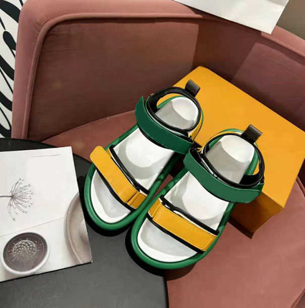 Vendre directement Sandales pour femmes Chaussures de créateurs de haute qualité Velcro en cuir mode avec des pantoufles à semelles épaisses Chau