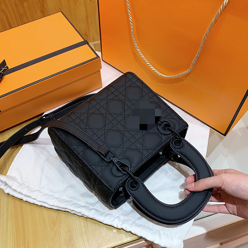 Designer Bags Live Broadcast Goods Matte Princess Diana 2022 Summer New Fashion Lingge Women's Frosted Handbag Messenger
