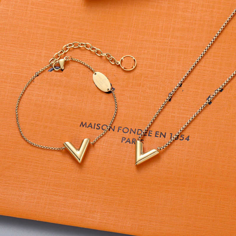 Classic Designer Pendant Charm Bracelets Gold Love v Necklace Fashion Jewelrys Wristband Plated Letter Simple Heart Luxury Pendants Titanium-image-744770734