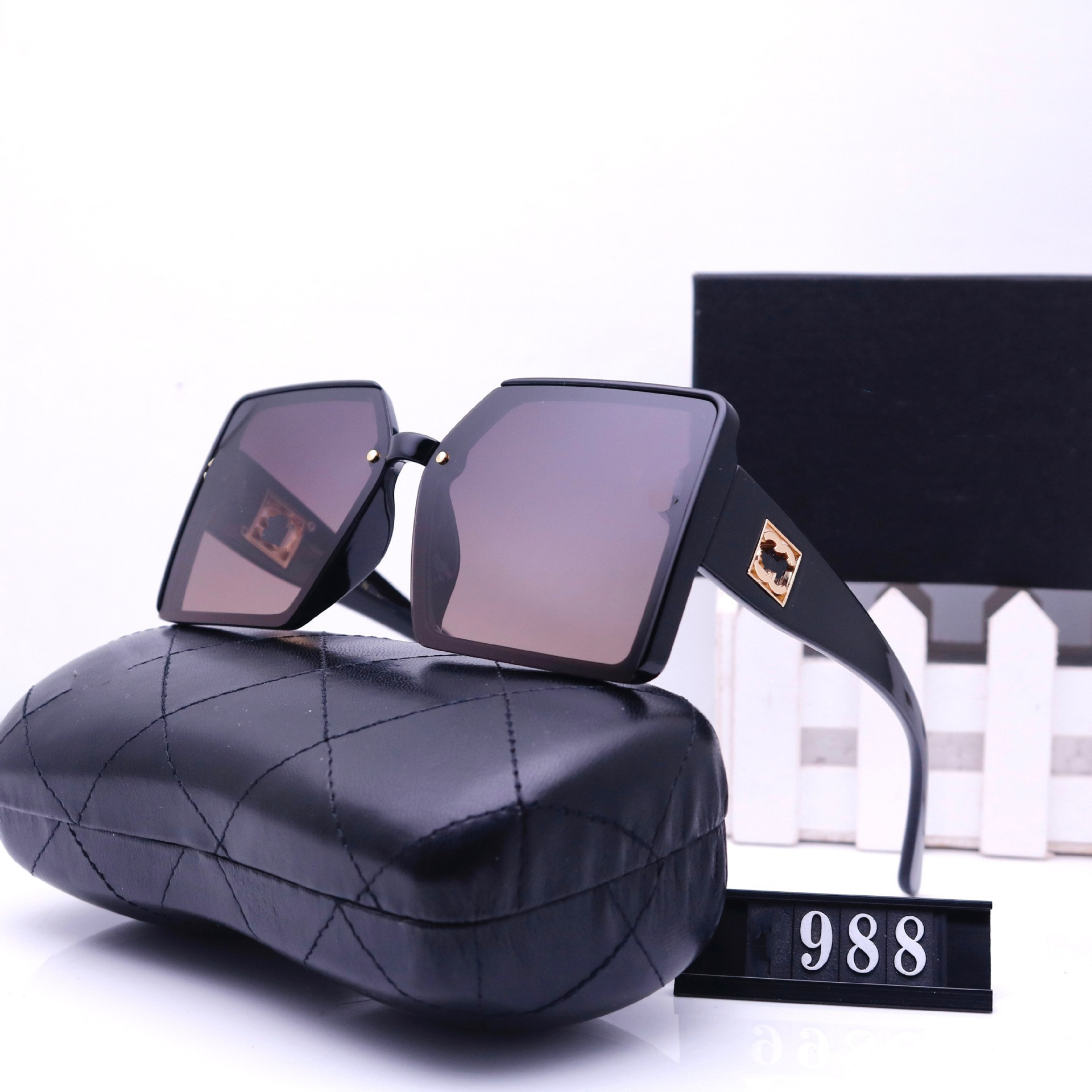 

Summer Sunglasses Man Woman Unisex Fashion Glasses Retro Small Frame Design UV400 4 Color Optional Original Box 99