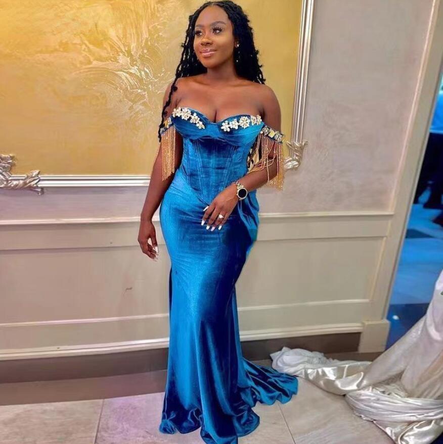 2022 Bleu Velours Sirène Robes De Bal Hors Épaule Balayage Train Appliques Perles Gland Longue Formelle Femmes Robes De Soirée Robes De Célébrité