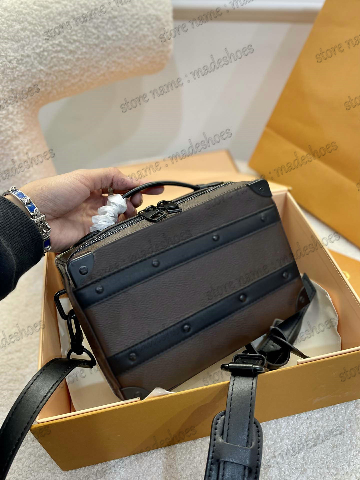 

Handle Soft Trunk Box Shoulder Bag M45935 Designer Leather Handbag Luxurys Metallic Corners Rivets Mens Basketball Brand CrossBody Monograms Message Bag