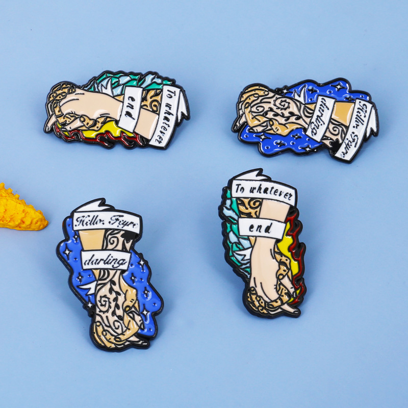

Couples Cartoon Hand in Hand Shape Brooch Lovers Hands Alloy Letters Clothing Button Badges Unisex Enamel Bag Hat Jeans Clothes Lapel Pin Brooches Accessories