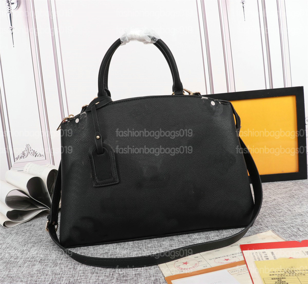 

Grand Palais MM M45842 FLIGHT MODE Tote Bag Oversize Embossed Monograms Pattern Soft Grain Leather Business Travel Bag with Tag Padlock Luxurys Shoulder Bags