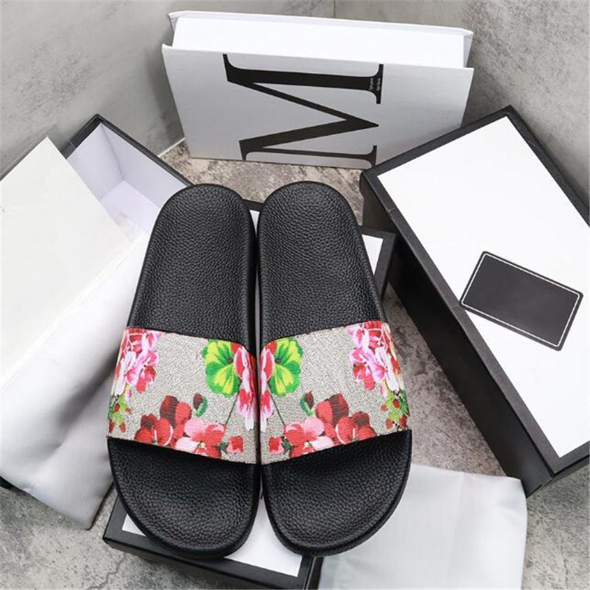 2022 Nouveaux Designers de luxe Hommes Femmes Pantoufles avec sac à poussière Bloom Fleurs Impression Cuir Web Chaussures noires Mode Sandales d'
