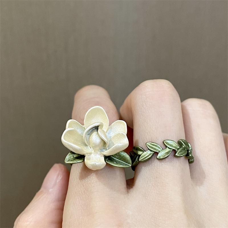 

Wedding Rings 2pcs Korean Elegant White Floral Leaf Set For Women Trendy Enamel Alloy Green Lily Valley Ring Female Jewelry GiftsWedding
