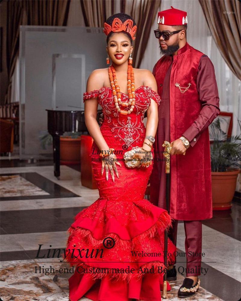 Robes de soirée de luxe plumes rouges Aso Ebi soirée hors de l'épaule chérie sirène grande taille perlée robes de bal formelles