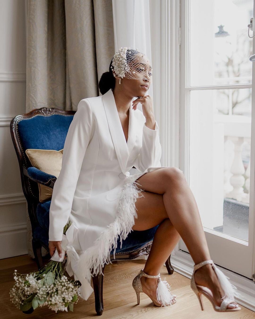 Petite robe blanche courte combinaison de mariage en plumes.