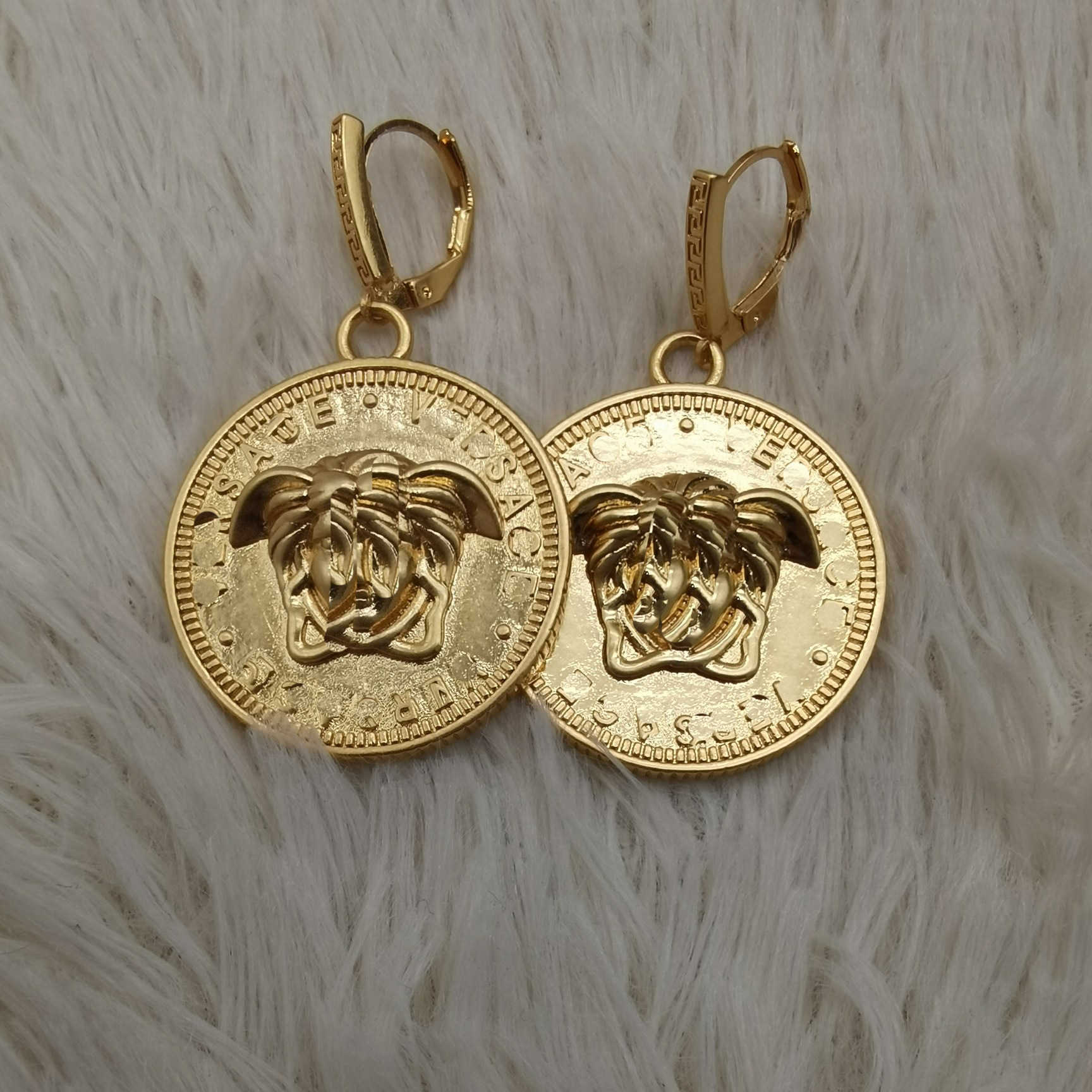 

Fashion Designer Necklace V Letter Banshee Medusa Head 18K Gold Plated Womens VE011