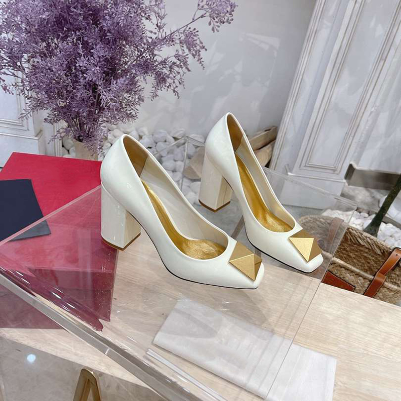 

Office Lady Summer Dress Shoes Designer Sandals Gold Pyramid Rivets 6 8.5cm Chunky Heels Patent Leather Women Party Pumps, Wear sticker