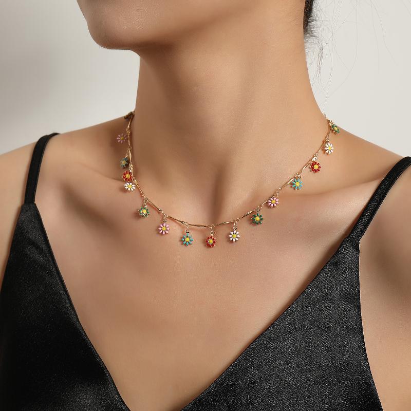 

Chains Boho Colorful Daisy Pendant Necklace For Women Fashion Luxury Flowers Choker Necklaces Trend Elegant Jewelry Collar Gift