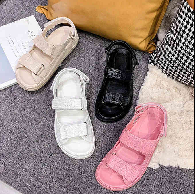 petites sandales de parfum 2022 Été Nouvelle taille de raisin en cuir Velcro Flat Bottom Bottom Bottom Not Slip Beach Chaussures