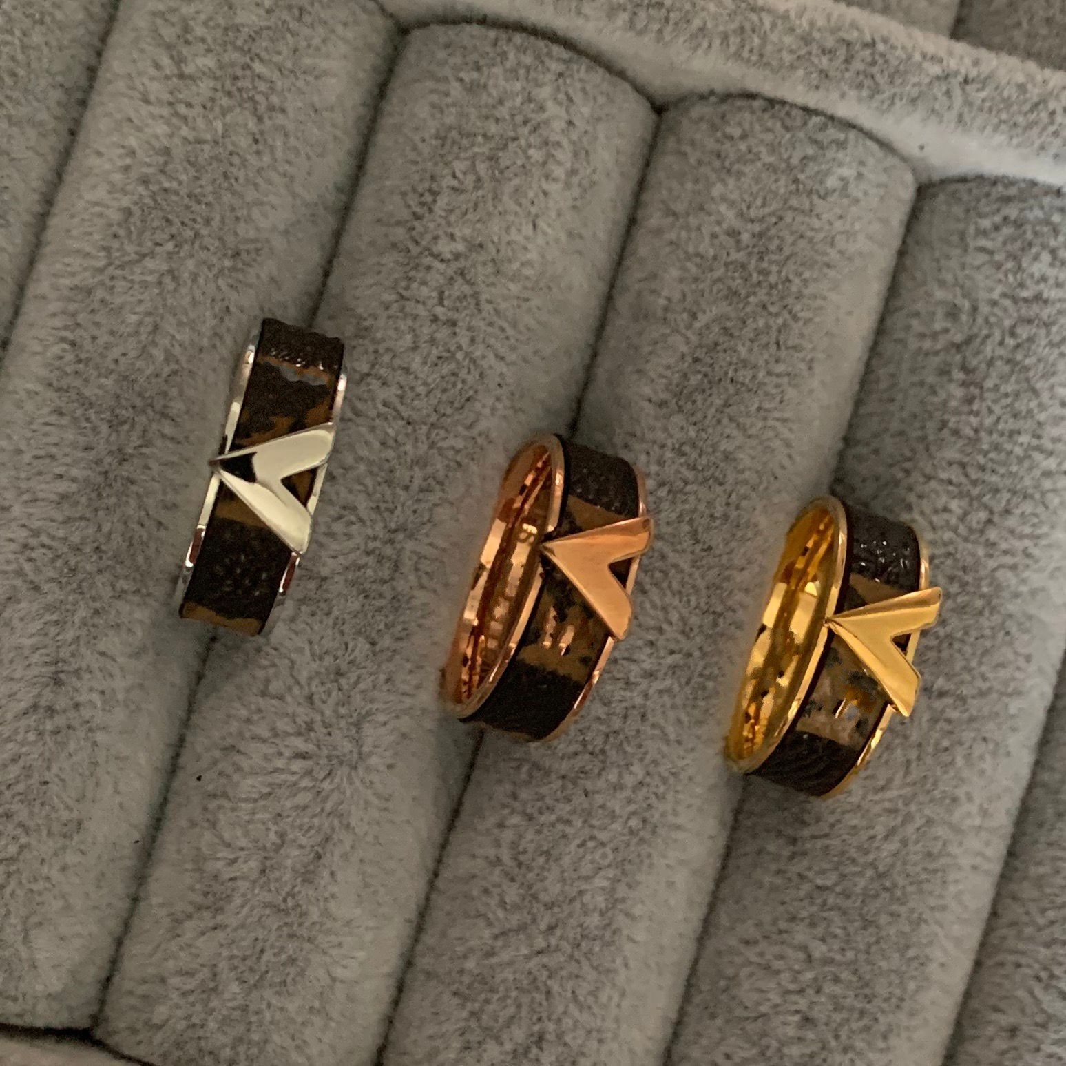 

Extravagant ring Real Leather Love Rings Gold Silver Rose Colors Stainless Steel Couple Rings Fashion designer Women men Jewelry