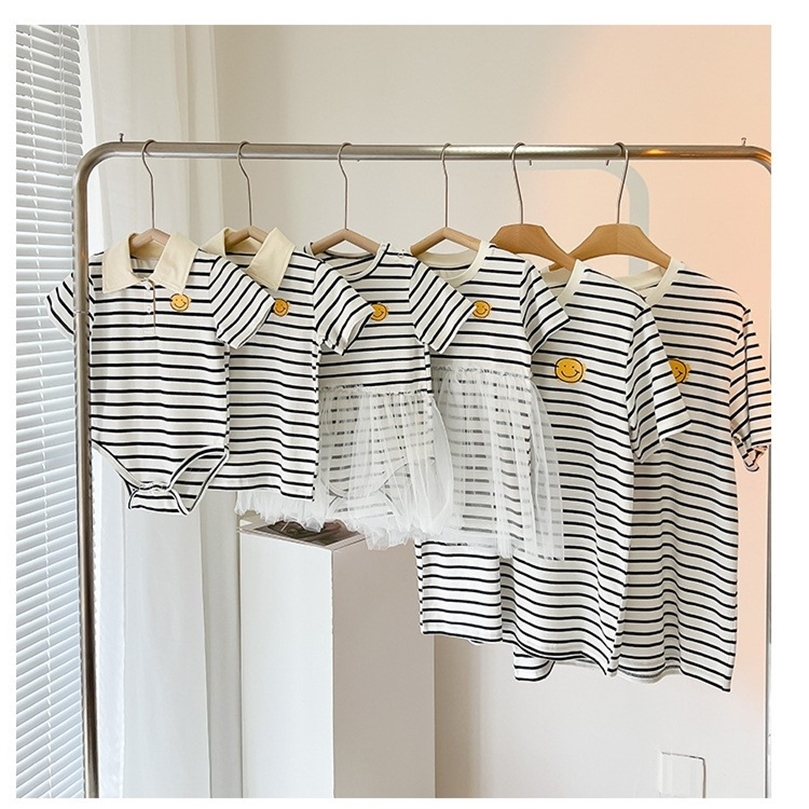 Korean fashion Baby kids Parentchild Summer Clothes Family matches Mother Dad Childrens Clothing Striped Smiley Family Look 220531