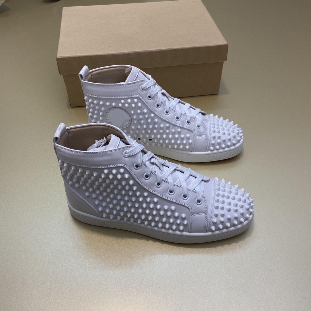 22s Men de luxe pour femmes Chaussures en cuir baskets en cuir Chaussures de créateurs cloutés pour les pointes blanches noires