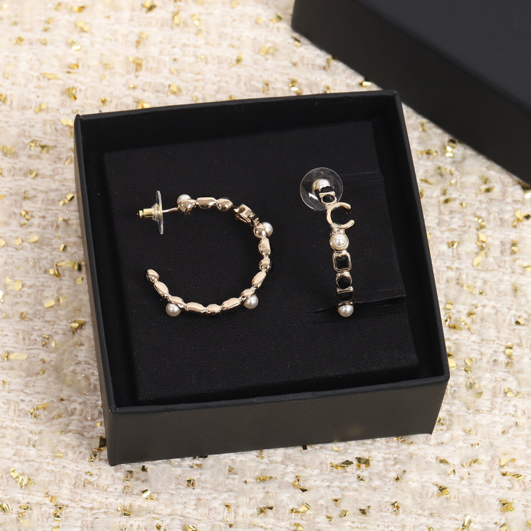 

2022 Top quality Charm drop earring with nature white and black beads in 18k gold plated for women wedding jewelry gift have box stamp PS4216A